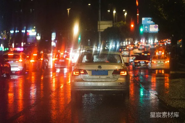 高清摄影 夜晚街道上车流密集。