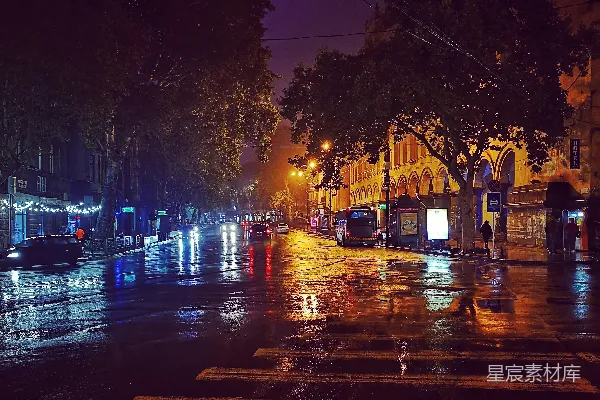 高清摄影 街道两旁都是汽车和建筑。