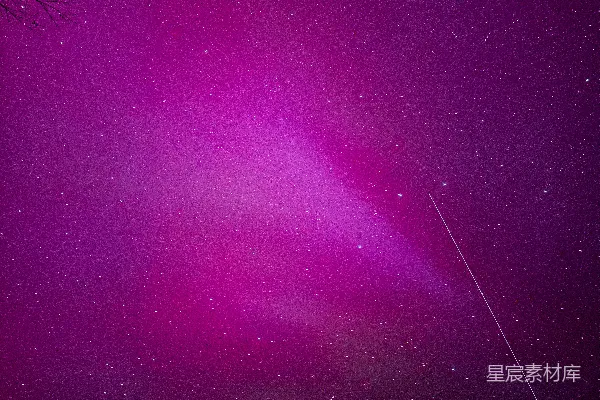 高清摄影 紫色天空中星星点点，远处有一架飞机。