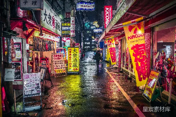 高清摄影 夜晚一个人在湿漉漉的街道上行走