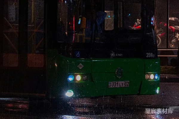 高清摄影 街道上的公交车