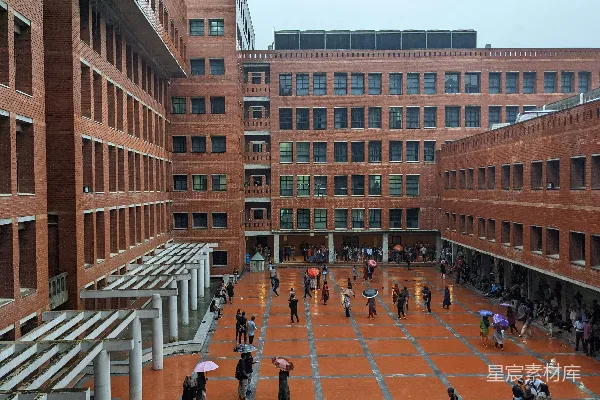 高清摄影 一群人在砖砌建筑之间的庭院中漫步