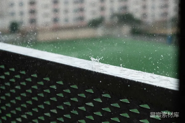 高清摄影 户外金属栏杆上溅落的雨滴