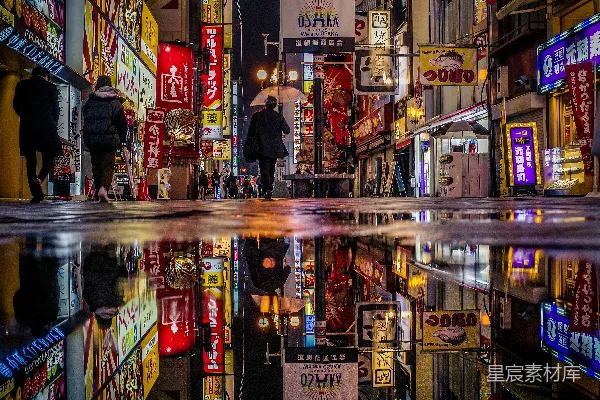 高清摄影 一条街道挤满了各种霓虹灯招牌的城市街