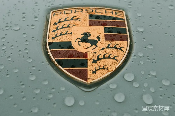 高清摄影 保时捷标志被雨水滴溅满了。