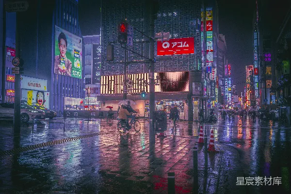 高清摄影 一个男子骑自行车在一条被雨水浸湿的街道上行驶。