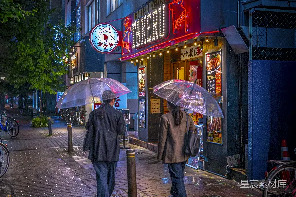 高清摄影 几个拿着雨伞的人在街上行走