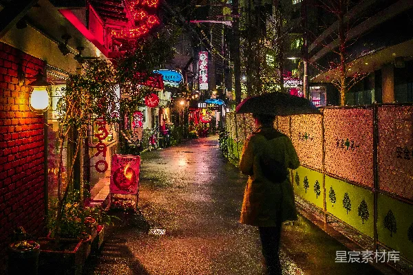 高清摄影 一个女人走在街上拿着伞