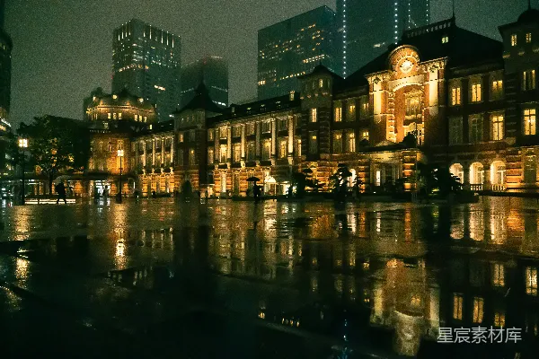 高清摄影 一座前面有钟的大型建筑