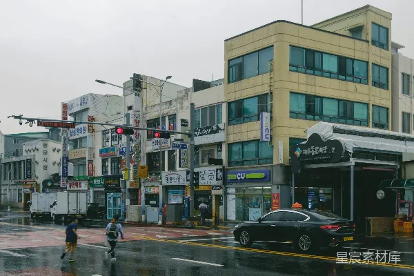 高清摄影 几人冒雨穿过马路