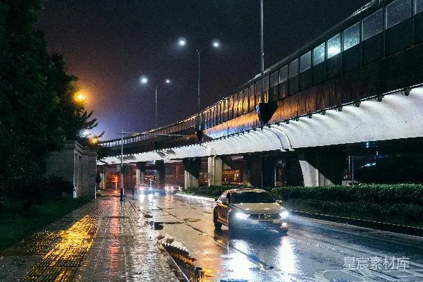 高清摄影 夜晚桥上行驶的汽车