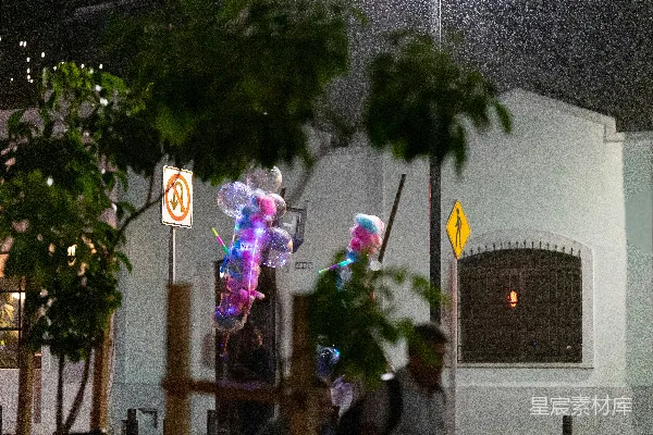高清摄影 气球照亮了夜间的街道场景。