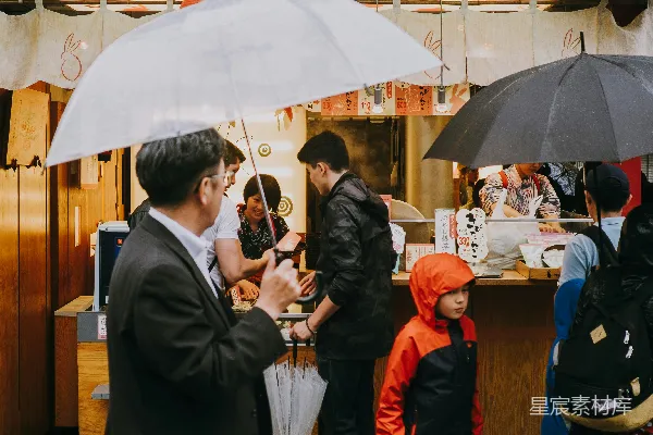 高清摄影 黑色西装的人手持雨伞