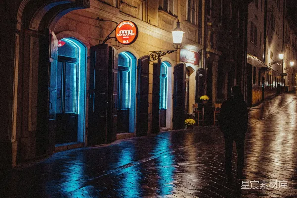 高清摄影 夜晚一个人走在街上