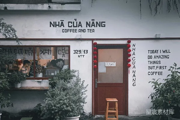 高清摄影 红色木制椅子旁有绿色植物。