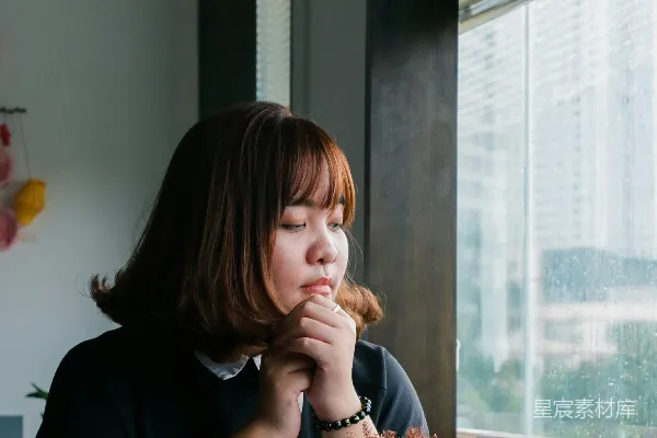高清摄影 坐在靠近透明玻璃窗的女人
