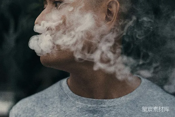高清摄影 男人边看右边边吸烟
