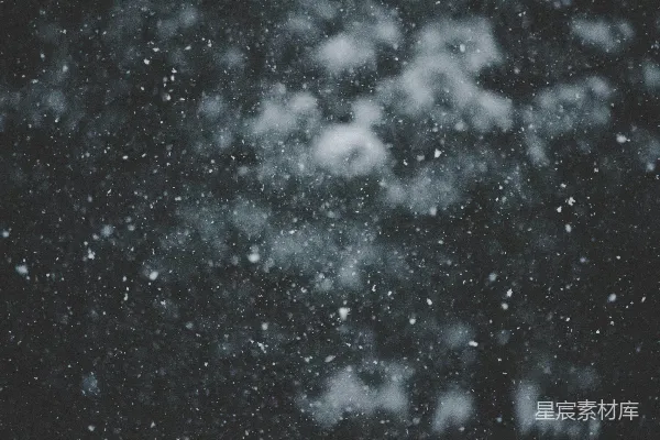 高清摄影 一张黑白照片中下着雪