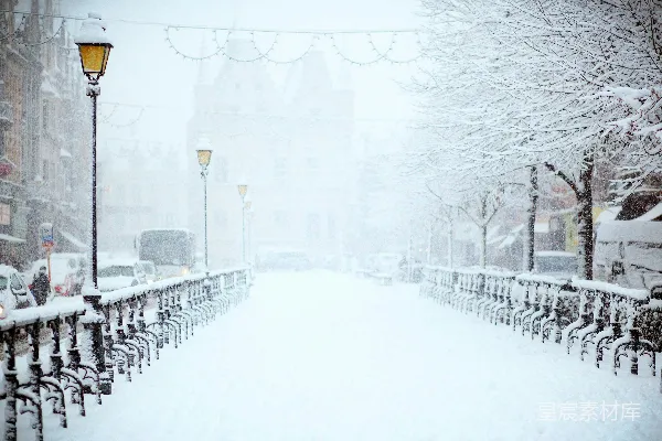 高清摄影 路面上覆盖着雪，一辆车在白天行驶。
