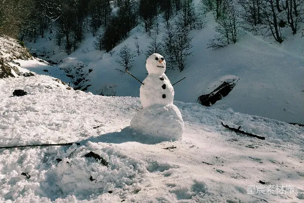 高清摄影 雪人站在覆盖着积雪的地面上，在白天。