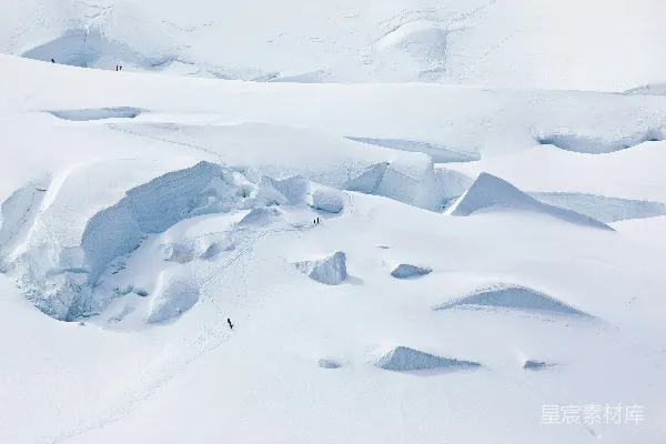 高清摄影 白天人们在雪覆盖的地面上