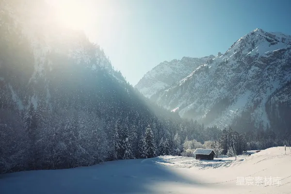 高清摄影 白雪覆盖的山峦环绕着树木