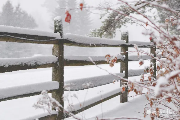 高清摄影 冬天棕色木制篱笆上覆盖着白雪。
