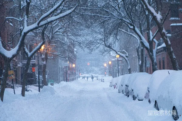 高清摄影 雪覆盖着路边停放的汽车。