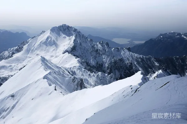 高清摄影 白天云层覆盖下的雪覆盖的山峰