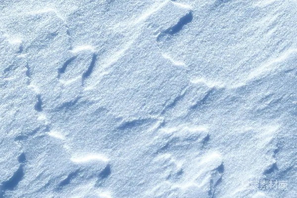 高清摄影 覆盖着白雪的地面有脚印。