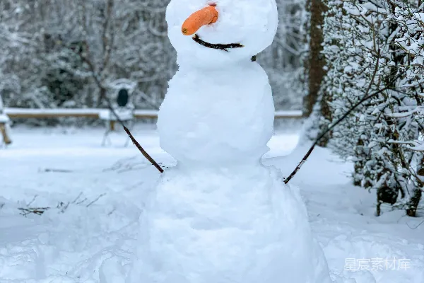 高清摄影 雪人躺在覆盖着积雪的地面上，在白天。