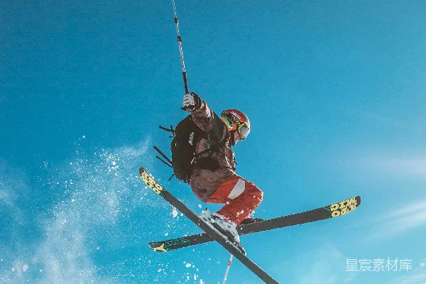 高清摄影 滑雪运动员飞跃雪坡