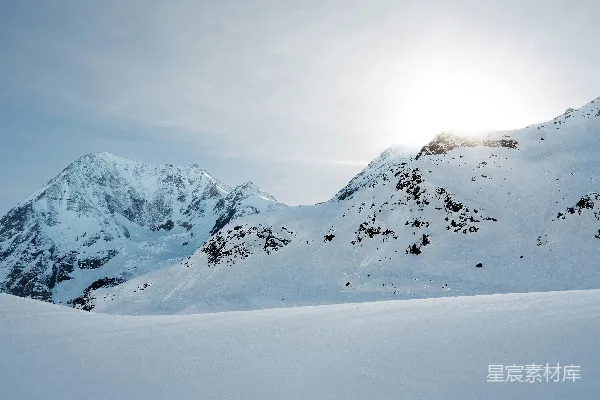 高清摄影 雪山与云天之间的山脉