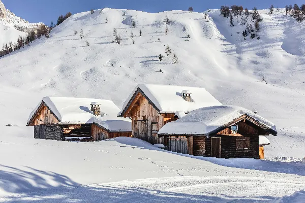 高清摄影 一组木制建筑坐落在积雪覆盖的斜坡上