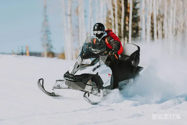 高清摄影 雪地摩托在树线附近高速行驶