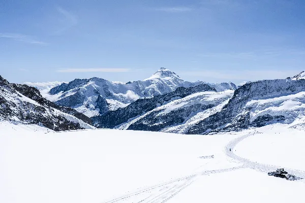 高清摄影 白天雪覆盖的山峰在蓝天之下