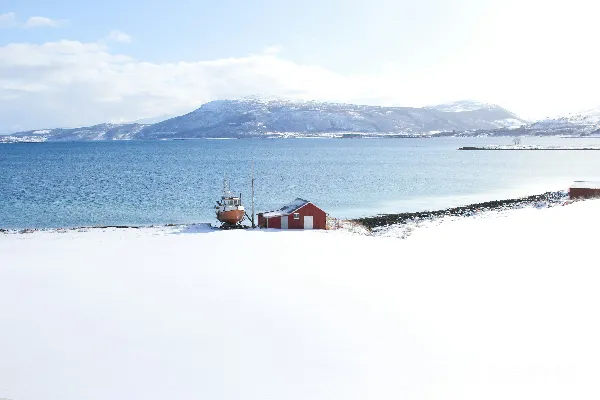 高清摄影 红屋位于海与覆雪的沙之间