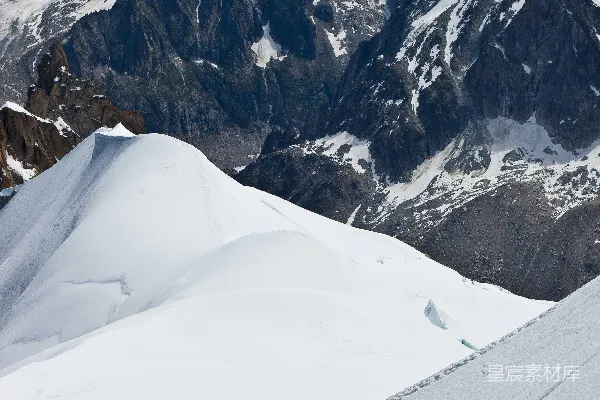高清摄影 雪山之上两人徒步的空中俯视图