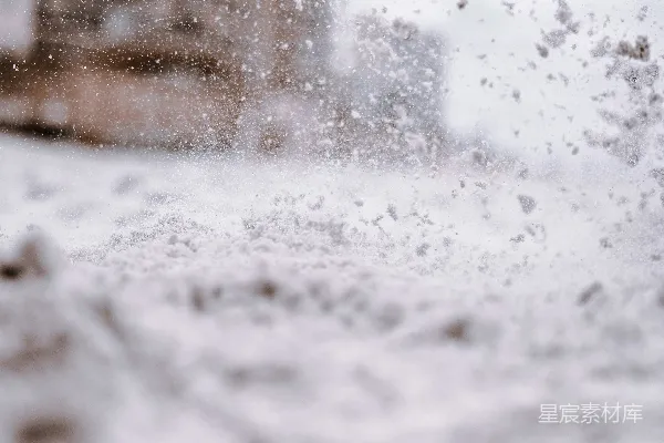 高清摄影 背景中的一个被雪覆盖的街道