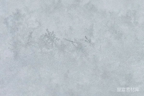 高清摄影 棕色木桌上的白雪