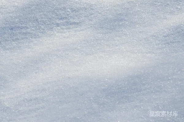 高清摄影 滑雪者正在雪坡下滑