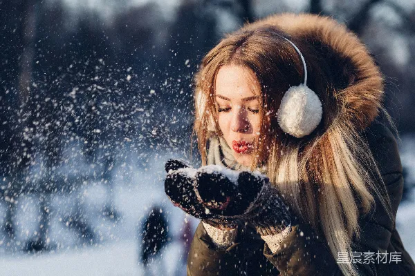 高清摄影 女子用雪擦拭手部