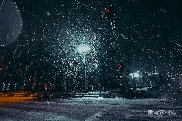 高清摄影 夜晚的城市街道覆盖着白雪