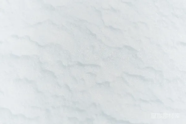 高清摄影 一个男人在覆雪的山坡上滑行滑雪板