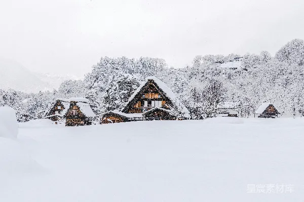 高清摄影 山脚下覆盖着白雪的小屋