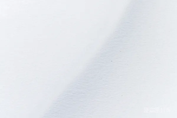 高清摄影 一个男人在覆盖着白雪的山坡上滑行