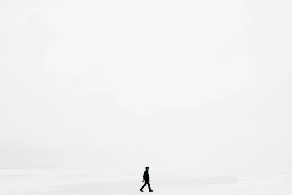 高清摄影 人在雪地行走