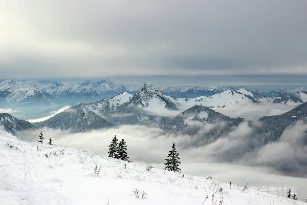 高清摄影 灰色云层下的白雪覆盖的山峰
