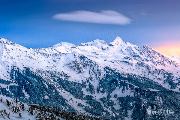 高清摄影 蓝天下的白雪覆盖的山峦