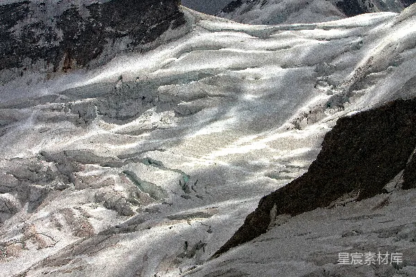 高清摄影 覆盖着雪的山峦